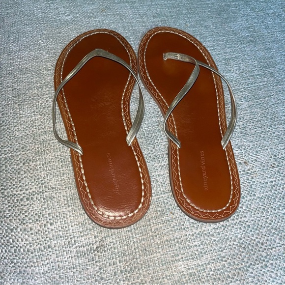 Vineyard vines gold Sandals flip flops 9 - Picture 3 of 4